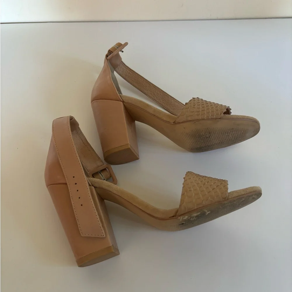 H&M blush leather sandals with 3 1/2 inch block heels and buckled straps Size 6 - Picture 5 of 7